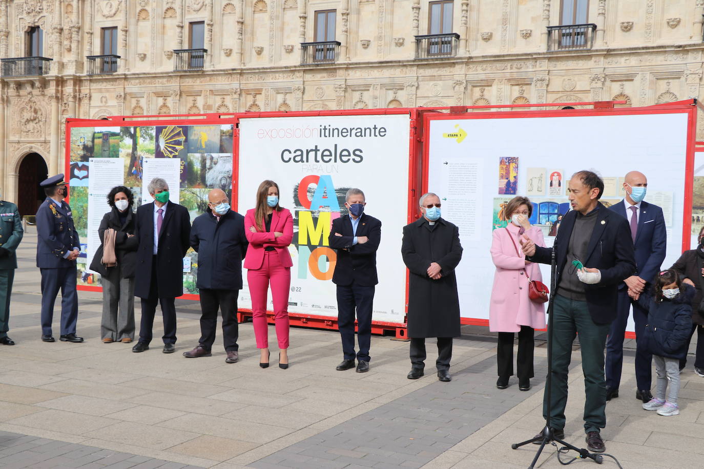 León inaugura una exposición itinerante que permanecerá todo el mes de marzo frente a San Amrcos en la que se repasa a través de 140 obras de cartelería lel último siglo de la historia del Camino de Santiago | La muestra ya ha recorrido Asturias, Galiucia, Cantabria, Navarra y Aragón y el julio cerrará su particilar camio en Nájera.