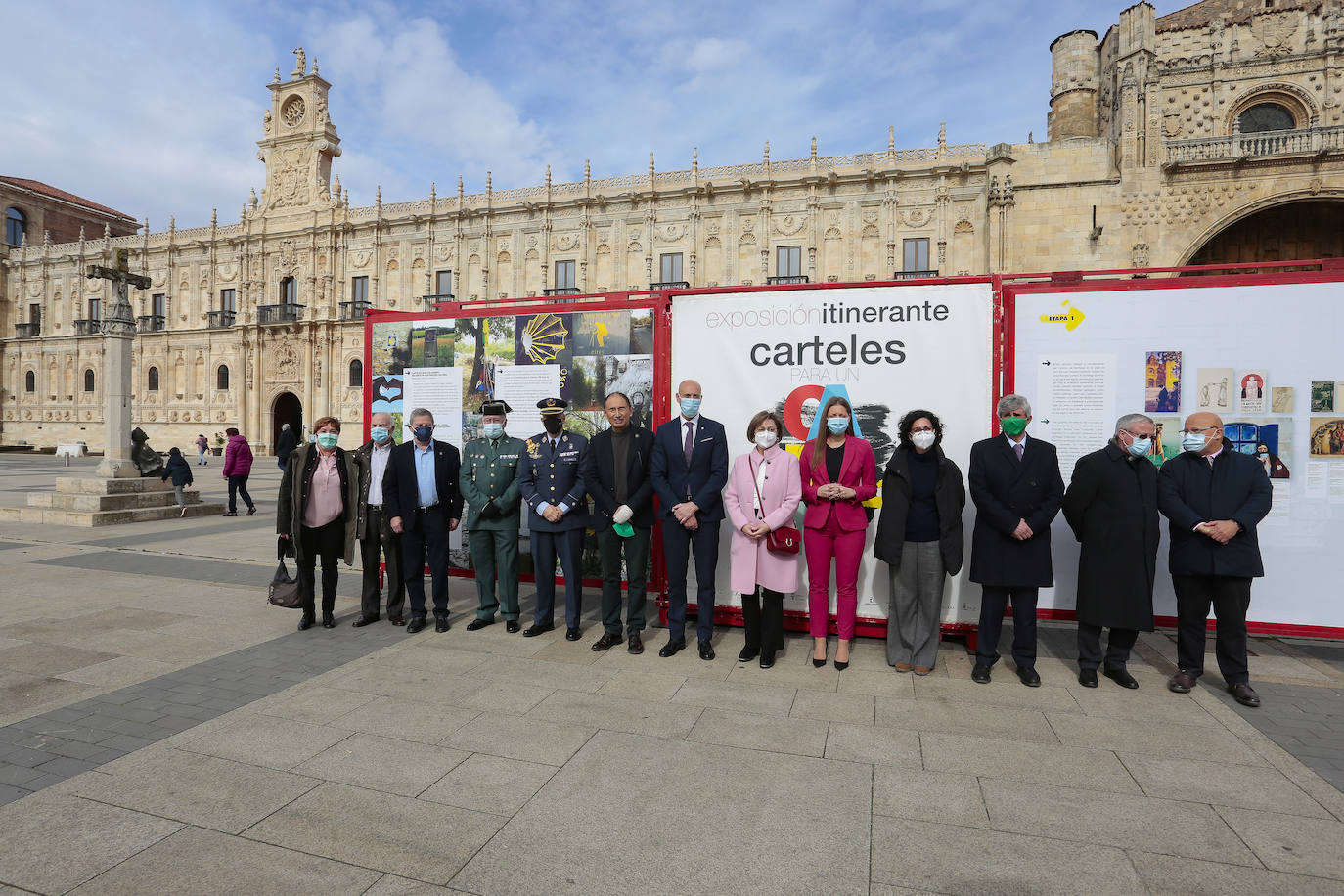 El alcalde de León, José Antonio Diez y la delegada territorial de la Junta, Ester Muñoz, entre otras autoridades, asisten a la presentación de la exposición 'Carteles para un Camino, 100 años de Ilustración Jacobea'.