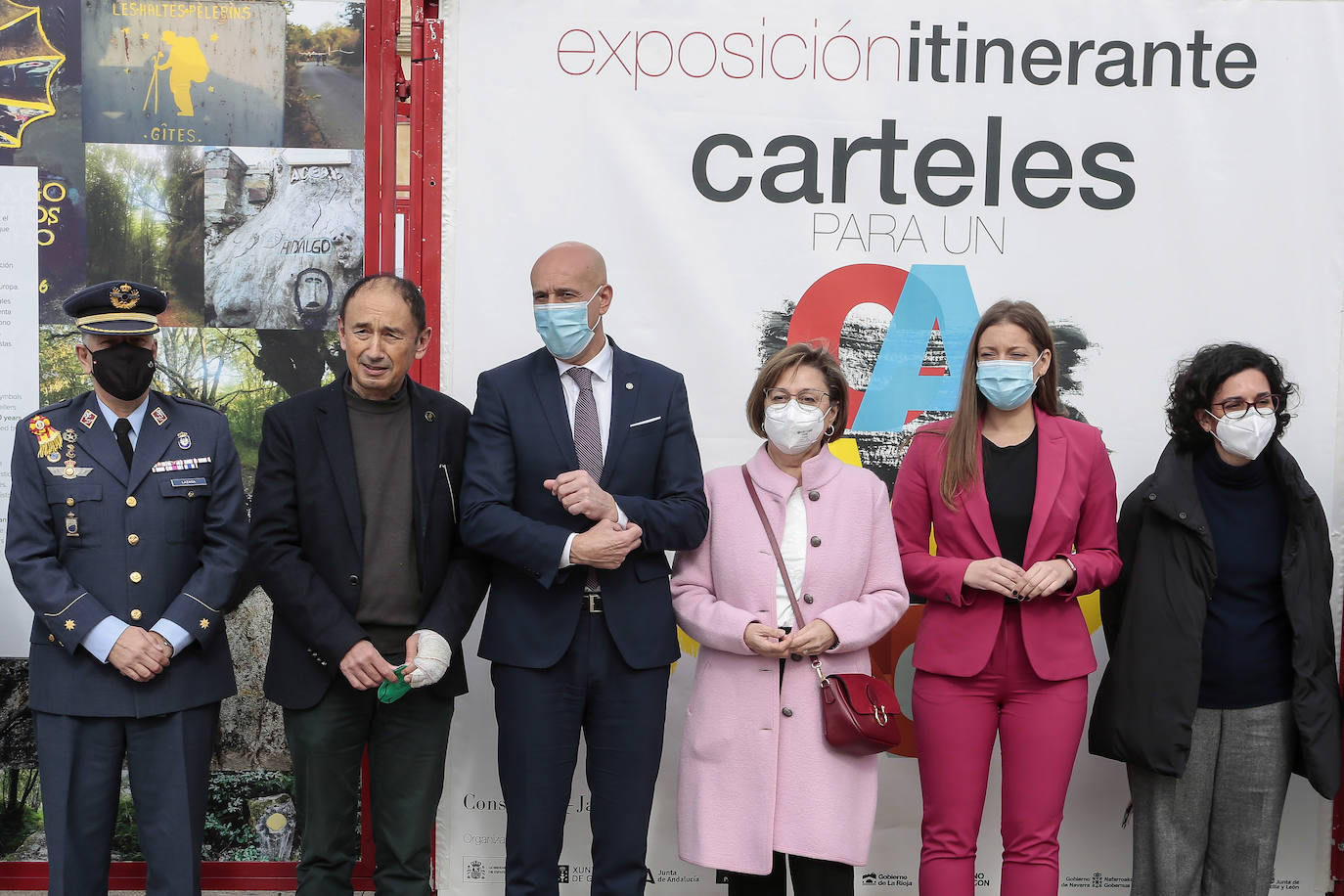 El alcalde de León, José Antonio Diez y la delegada territorial de la Junta, Ester Muñoz, entre otras autoridades, asisten a la presentación de la exposición 'Carteles para un Camino, 100 años de Ilustración Jacobea'.