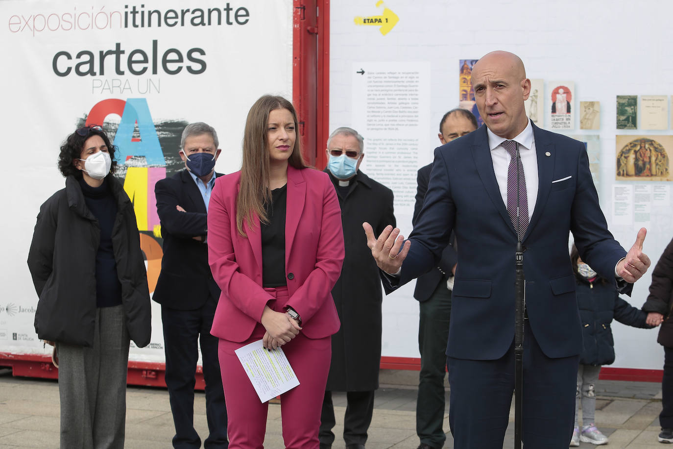 El alcalde de León, José Antonio Diez y la delegada territorial de la Junta, Ester Muñoz, entre otras autoridades, asisten a la presentación de la exposición 'Carteles para un Camino, 100 años de Ilustración Jacobea'.