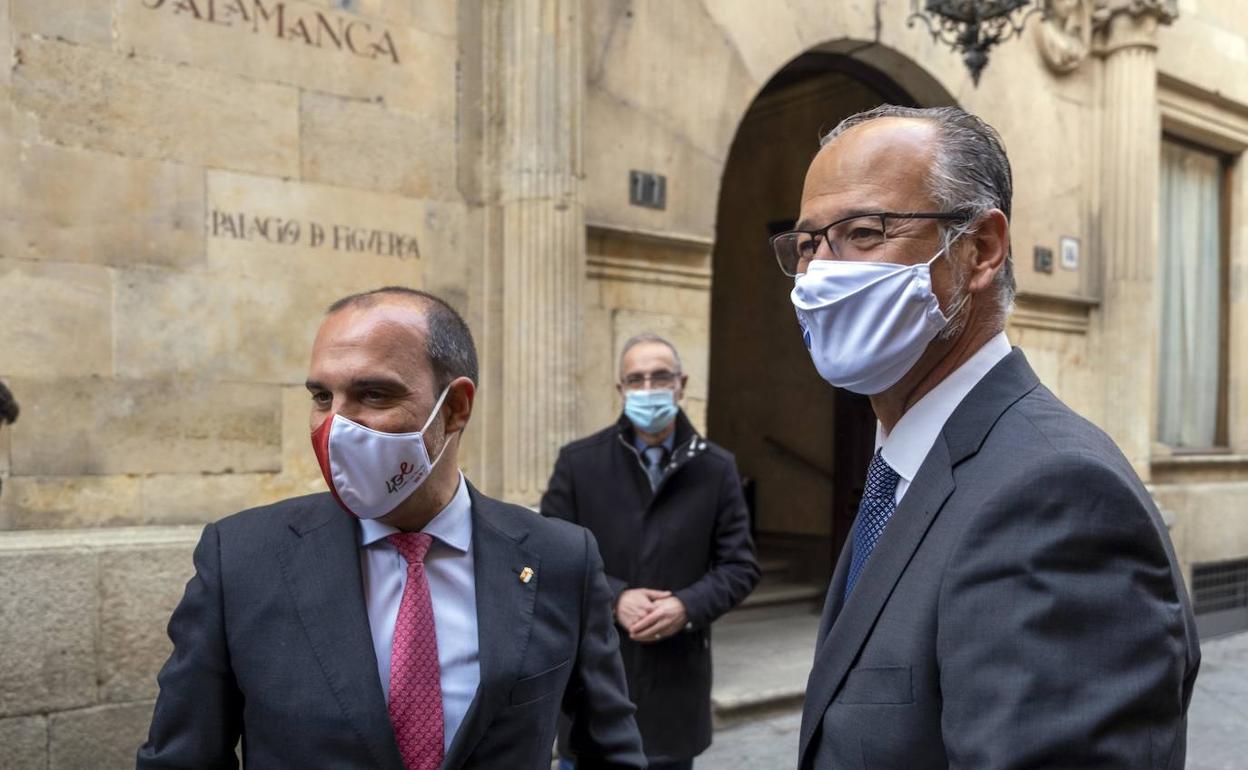 El presidente de las Cortes de Castilla y León, Luis Fuentes, y el presidente de las Cortes de Castilla-La Mancha, Pablo Bellido, participan en Salamanca en un foro sobre historia del parlamentarismo.