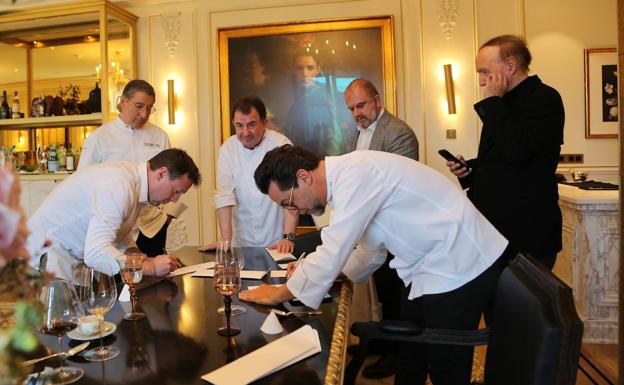 Los chefs y el director general de Vocento Gastronomía, Benjamín Lana, momentos antes de dar inicio al menú.