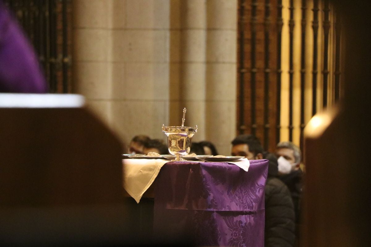 El obispo impone la ceniza en la Catedral de León. 