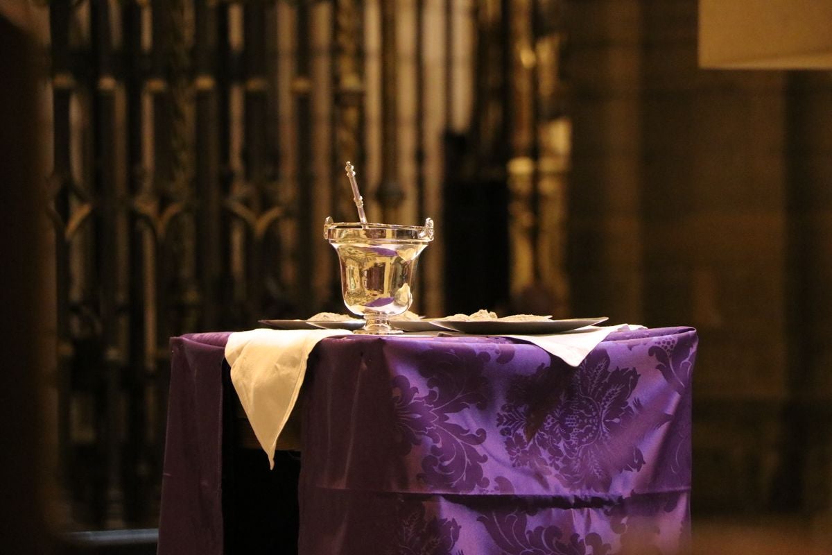 El obispo impone la ceniza en la Catedral de León. 