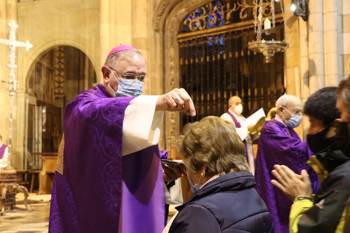 El obispo impone la ceniza en la Catedral de León. 