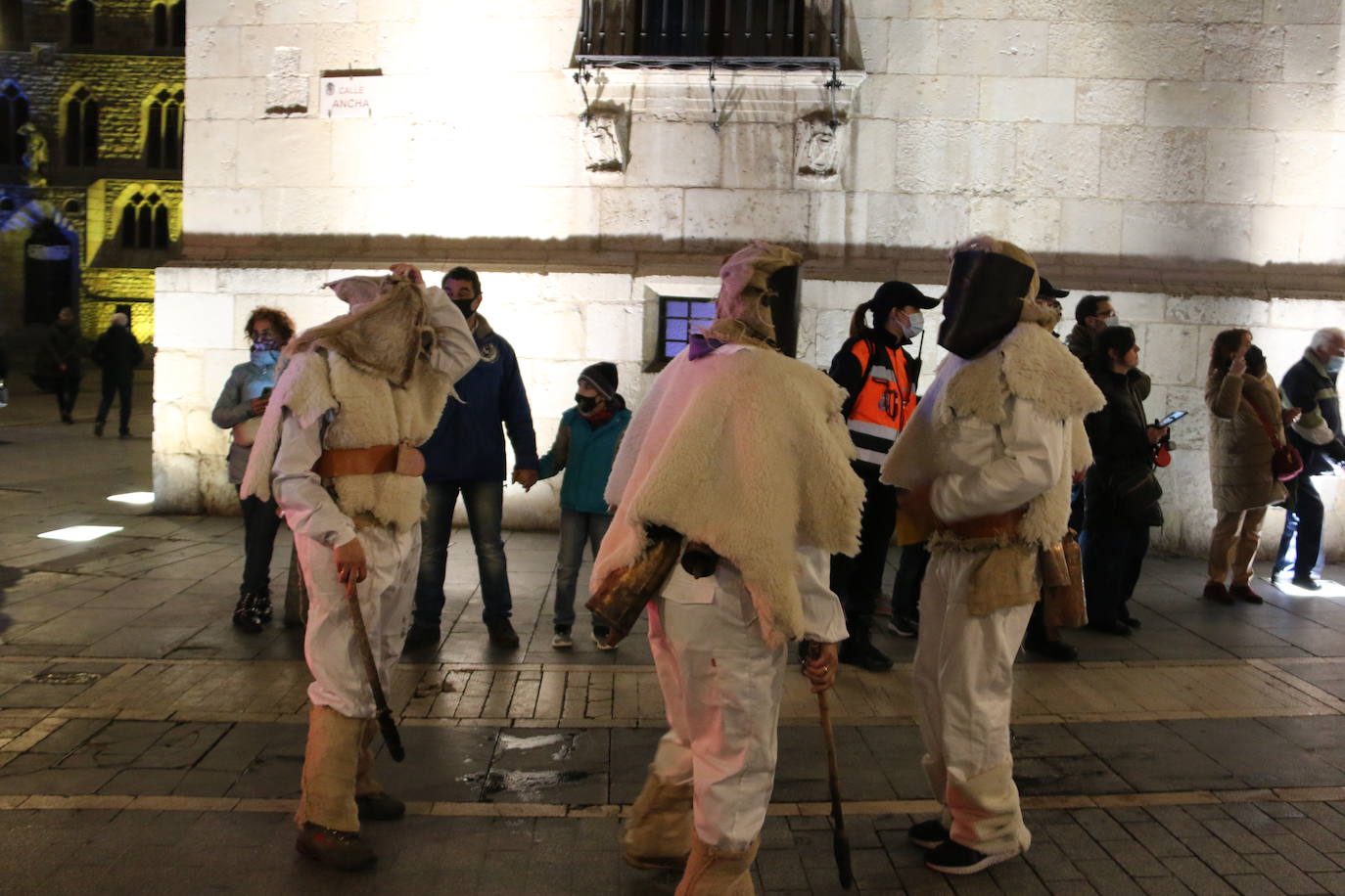 Fiscal, monaguillo y obispo presiden el cortejo fúnebre de Doña Sardina que da la bienvenida a la Cuaresma.