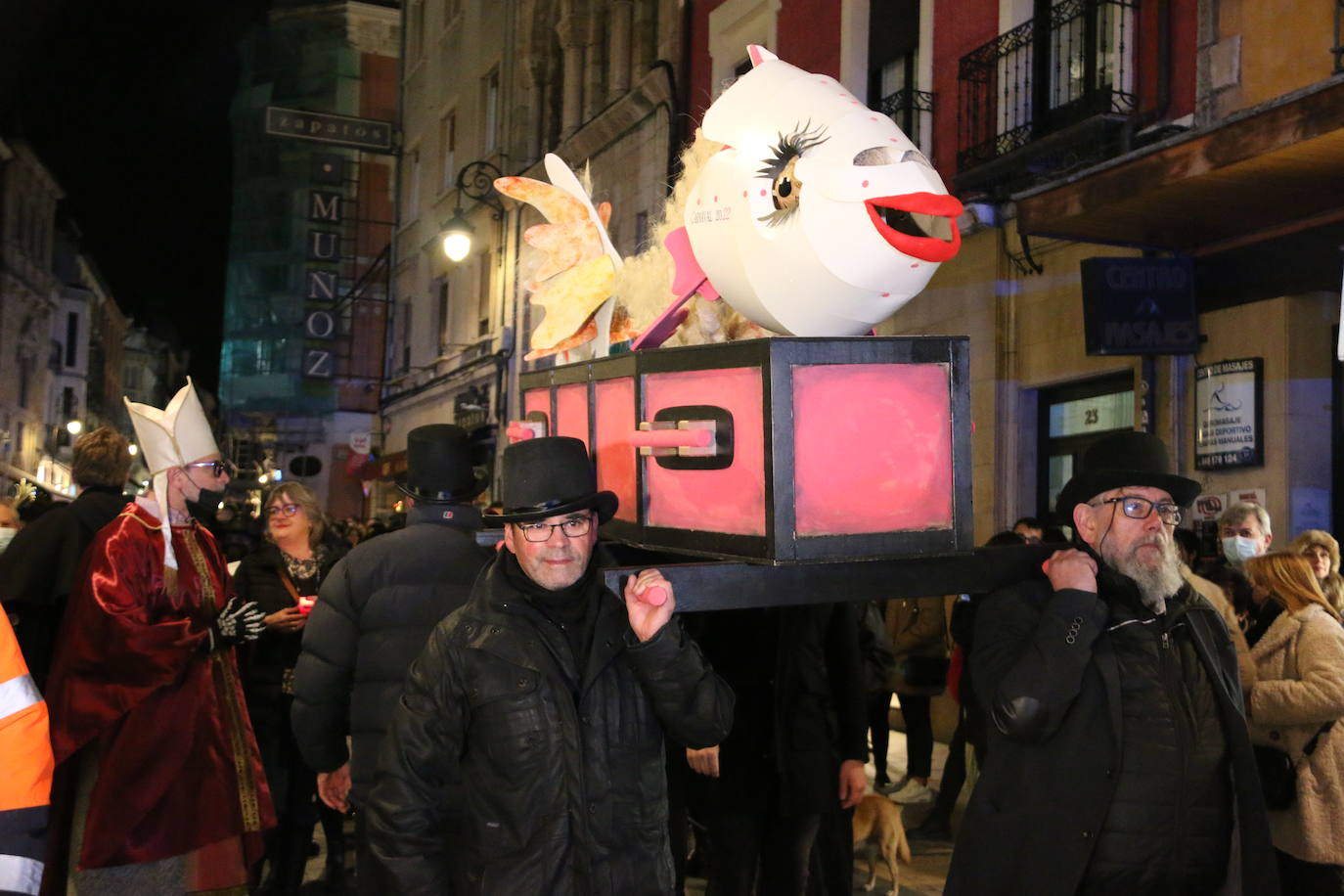 Fiscal, monaguillo y obispo presiden el cortejo fúnebre de Doña Sardina que da la bienvenida a la Cuaresma.