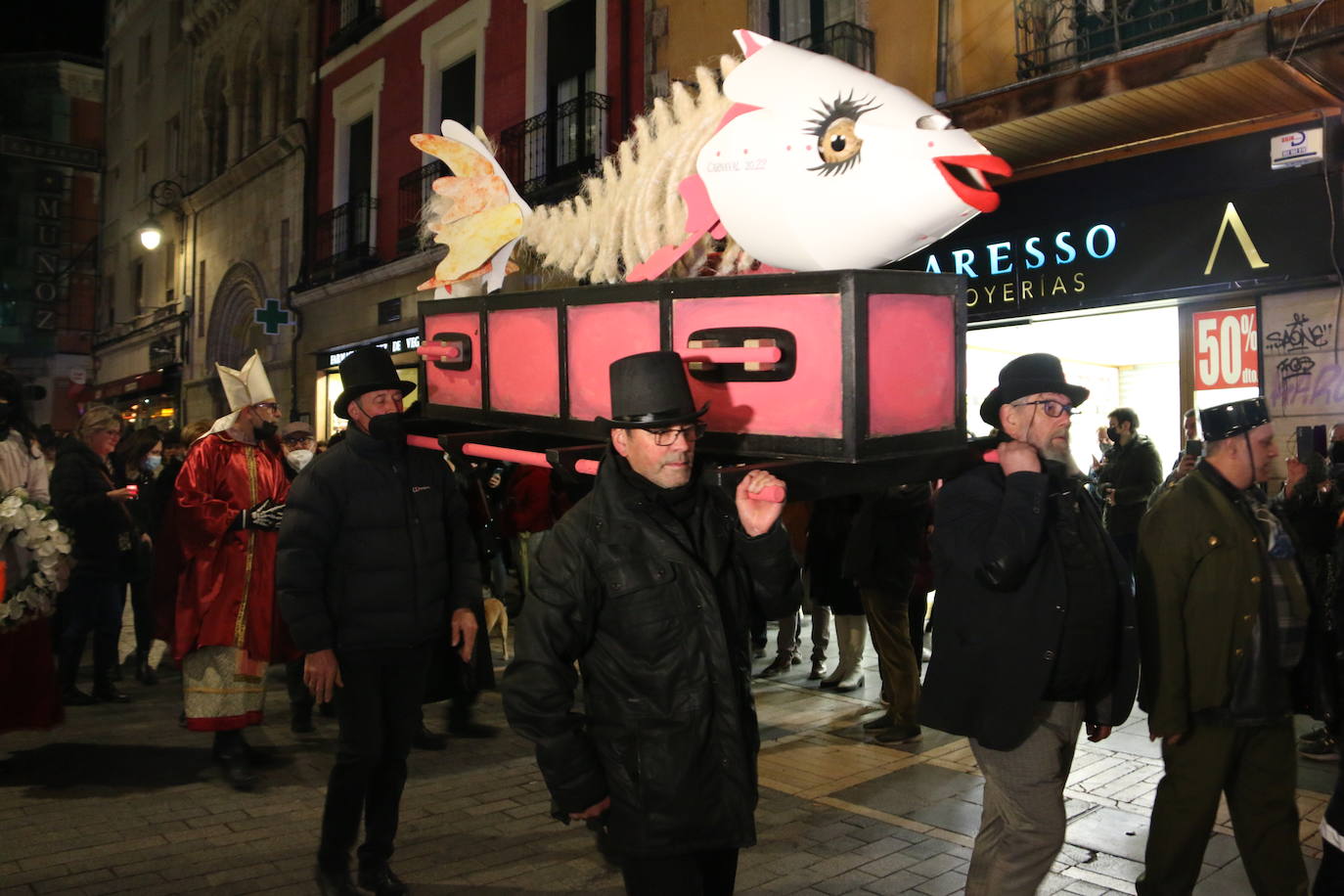 Fiscal, monaguillo y obispo presiden el cortejo fúnebre de Doña Sardina que da la bienvenida a la Cuaresma.