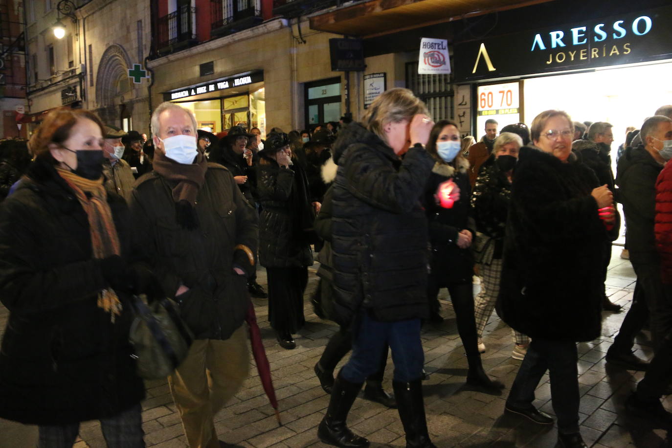 Fiscal, monaguillo y obispo presiden el cortejo fúnebre de Doña Sardina que da la bienvenida a la Cuaresma.