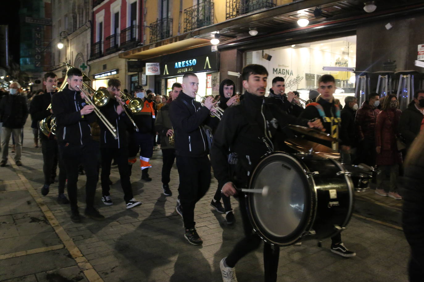 Fiscal, monaguillo y obispo presiden el cortejo fúnebre de Doña Sardina que da la bienvenida a la Cuaresma.