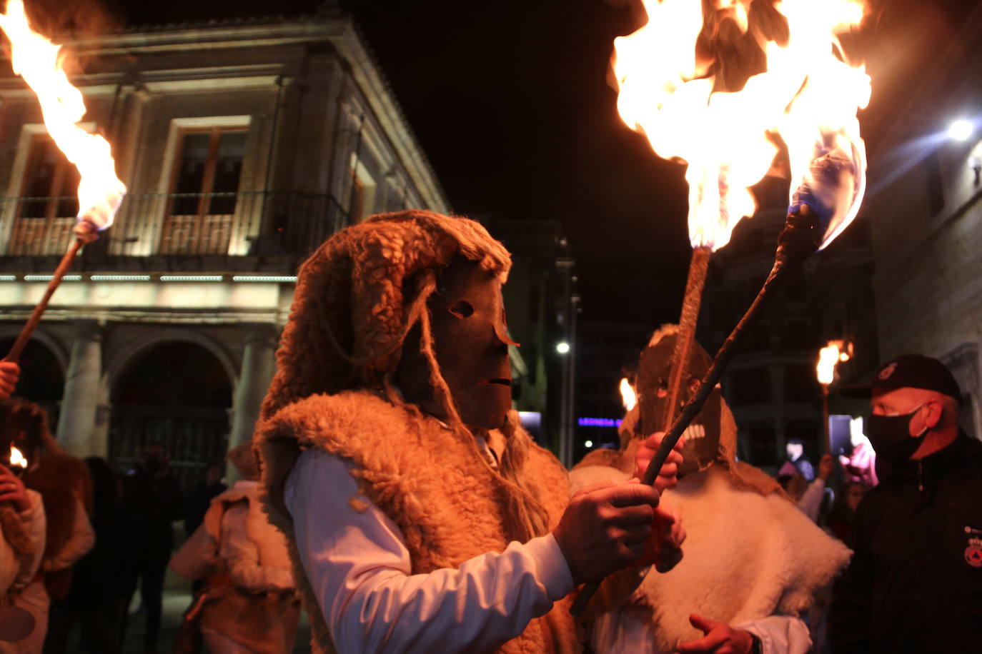 Fiscal, monaguillo y obispo presiden el cortejo fúnebre de Doña Sardina que da la bienvenida a la Cuaresma.