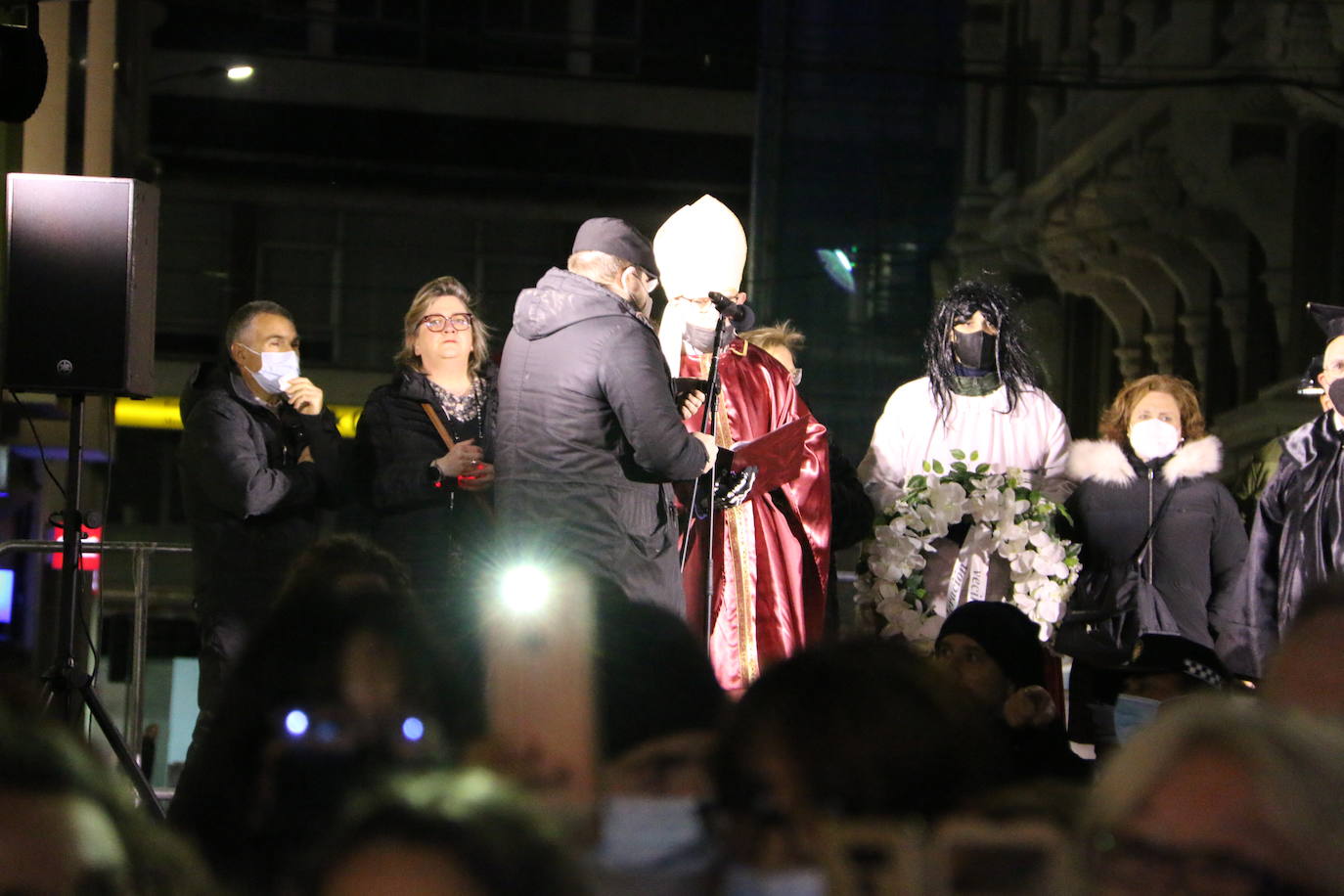 Fiscal, monaguillo y obispo presiden el cortejo fúnebre de Doña Sardina que da la bienvenida a la Cuaresma.