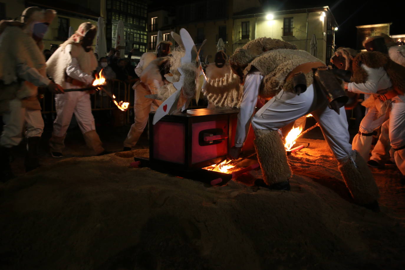 Fiscal, monaguillo y obispo presiden el cortejo fúnebre de Doña Sardina que da la bienvenida a la Cuaresma.