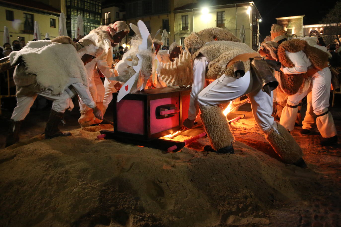 Fiscal, monaguillo y obispo presiden el cortejo fúnebre de Doña Sardina que da la bienvenida a la Cuaresma.