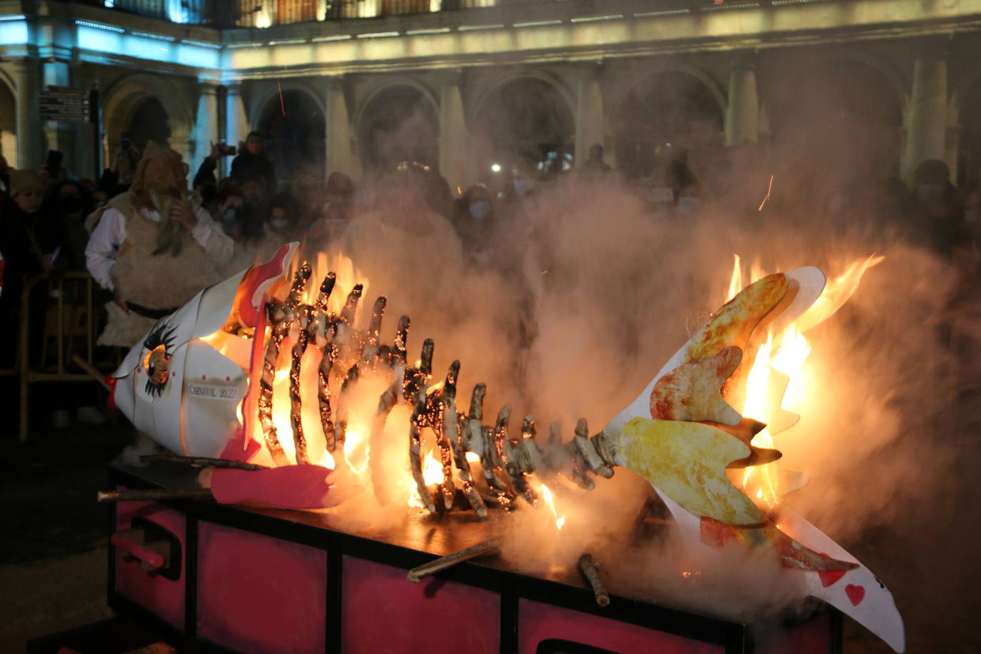 Fiscal, monaguillo y obispo presiden el cortejo fúnebre de Doña Sardina que da la bienvenida a la Cuaresma.