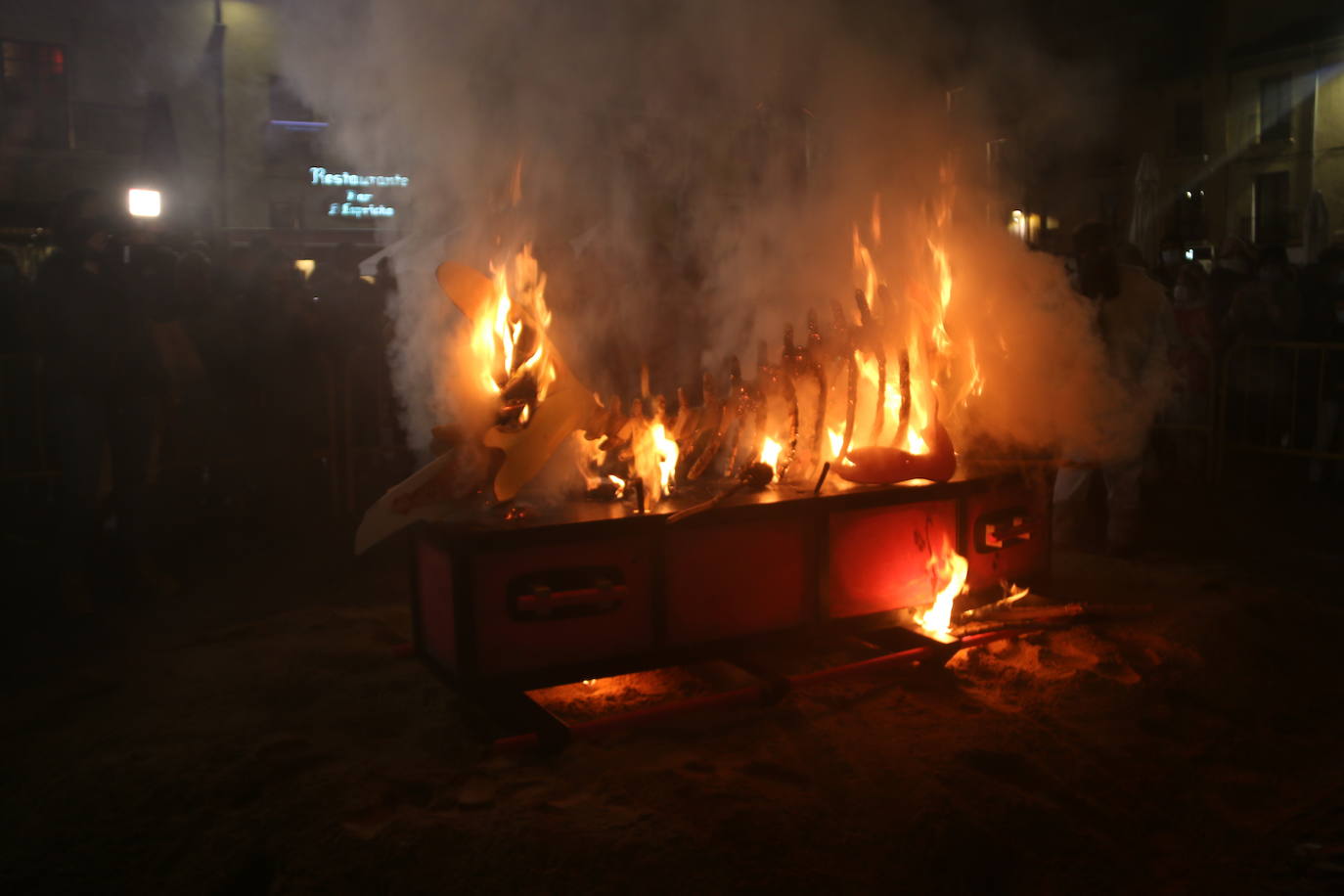 Fiscal, monaguillo y obispo presiden el cortejo fúnebre de Doña Sardina que da la bienvenida a la Cuaresma.