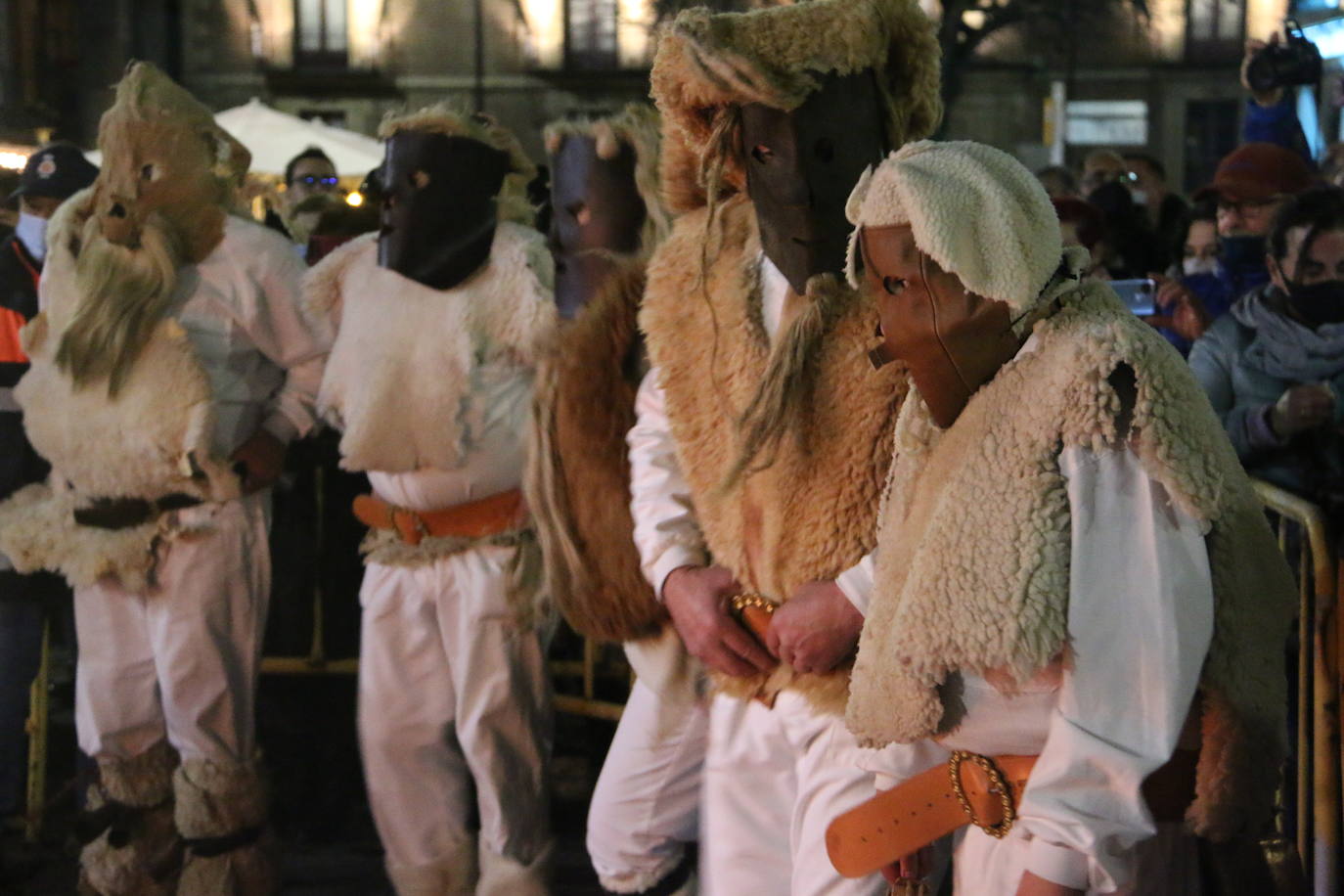 Fiscal, monaguillo y obispo presiden el cortejo fúnebre de Doña Sardina que da la bienvenida a la Cuaresma.