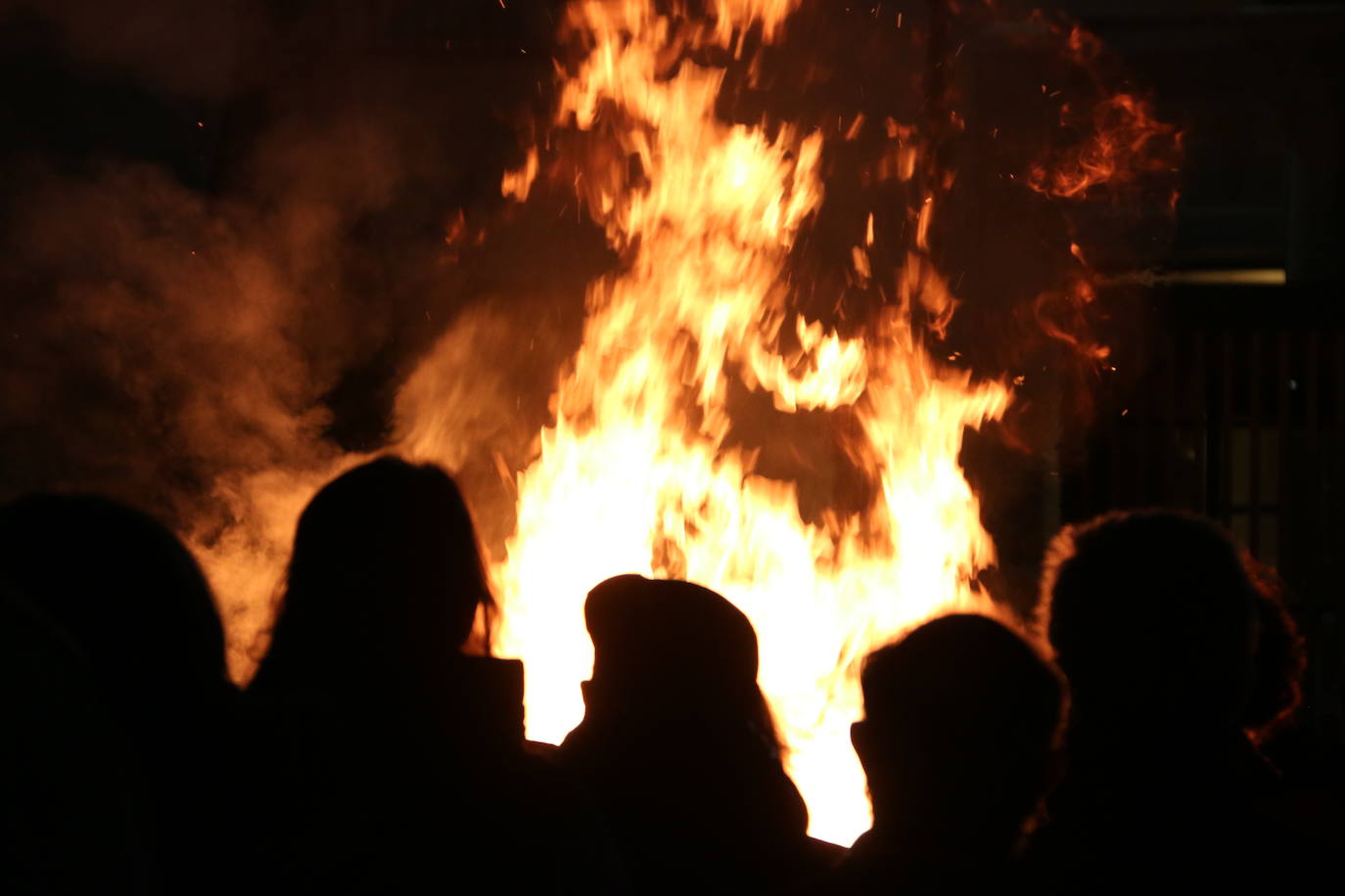 Fiscal, monaguillo y obispo presiden el cortejo fúnebre de Doña Sardina que da la bienvenida a la Cuaresma.