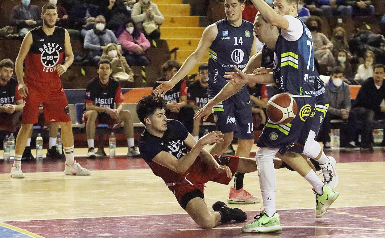 El conjunto leonés vuelve a ganar y se coloca a un sólo triunfo de la segunda posición, en poder de Reino de León.