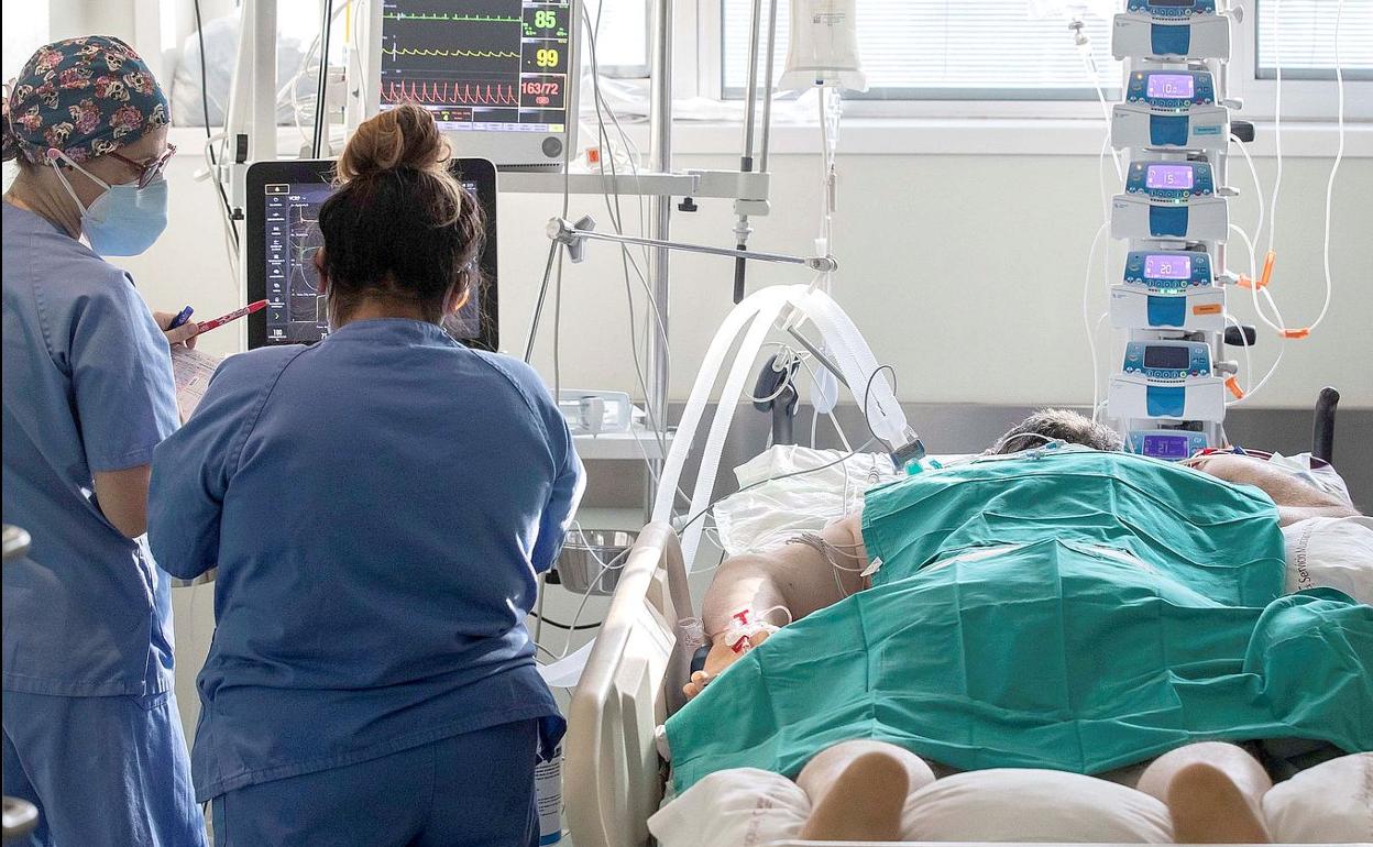 Imagen de un paciente en una unidad de críticos. El Hospital de León ha reducido notablemente este tipo de pacientes y en El Bierzo no hay ingresos con esta patología en las UCI. 