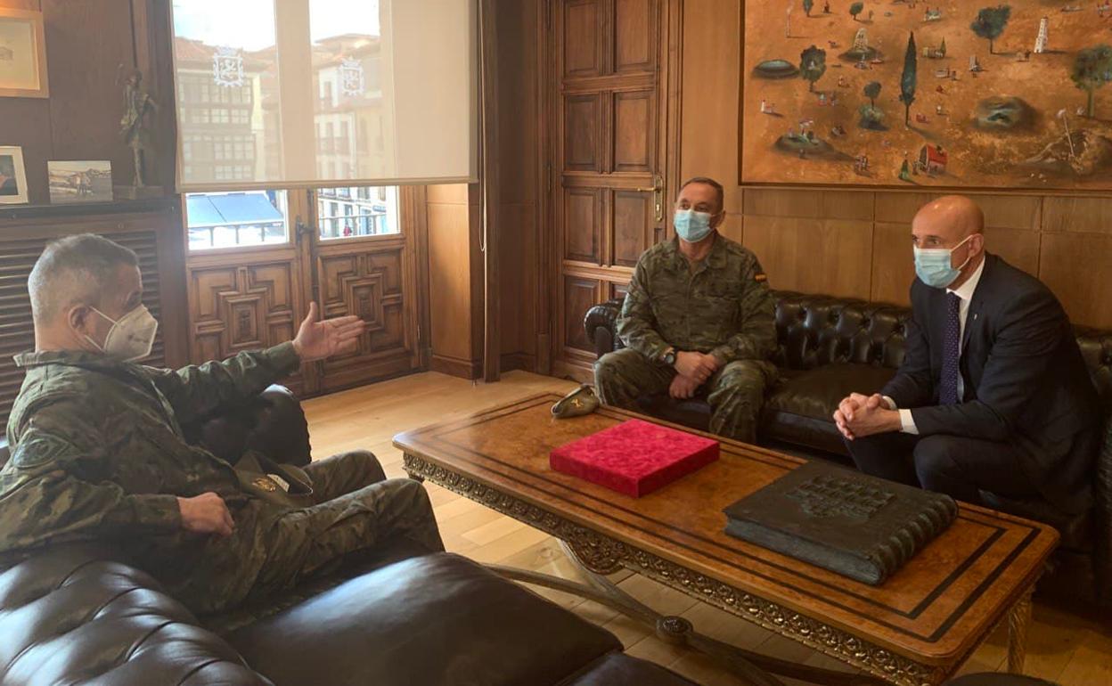 El alcalde de León durante la recepción oficial a los militares este viernes. 