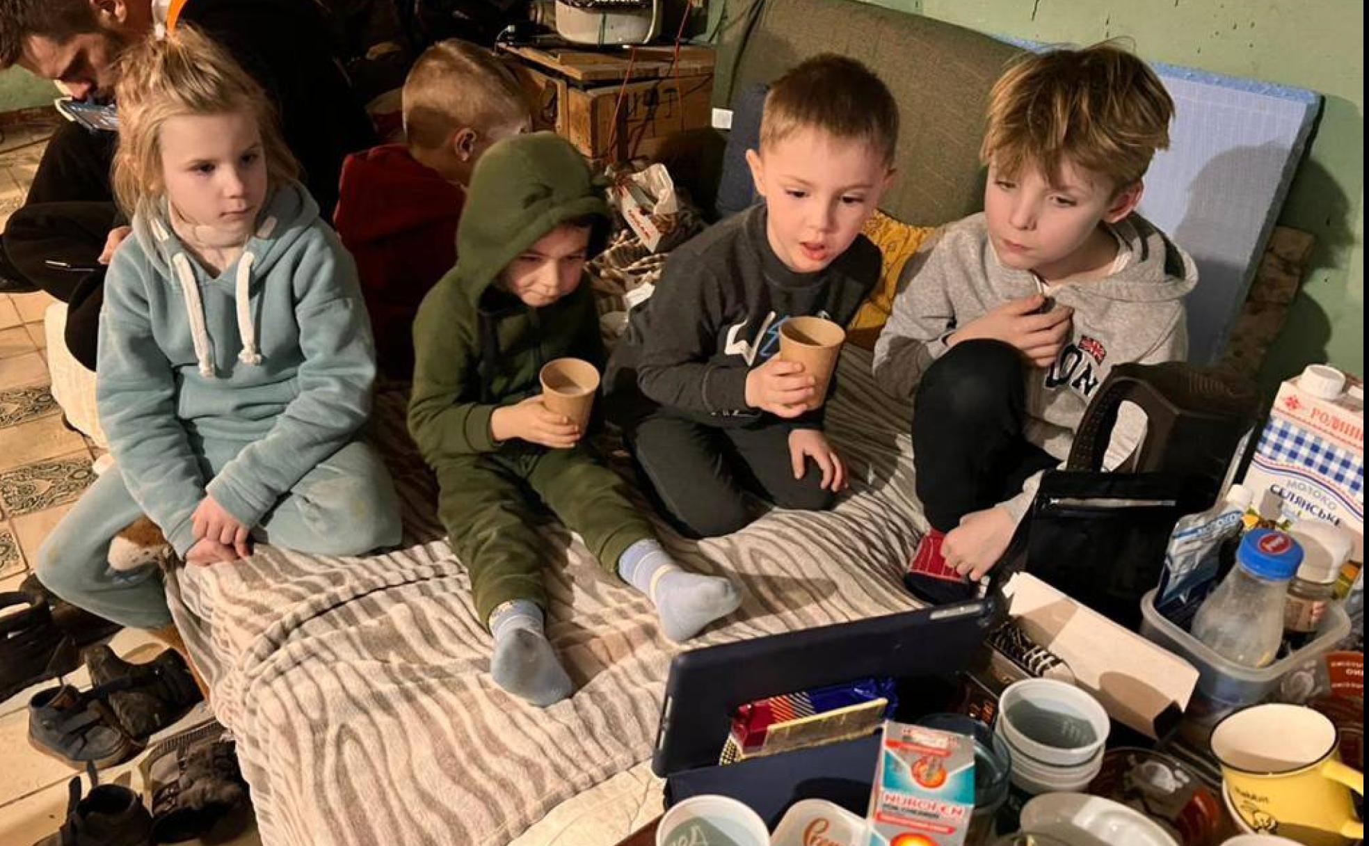 Lejos de las bombas. Los pequeños Agnia , Akim, Andrew y Serhii se entretienen con una tablet en un refugio de Járkov. Sólo salen 5 minutos al día.