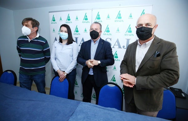 El presidente de Asaja Castilla y León, Donaciano Dujo (2D), junto al secretario general, José Antonio Turrado (D), el presidente provincial, García Vidal (I), y la vicepresidenta y delegada en El Bierzo, Begoña Bello, durante el desayuno informativo en Ponferrada.