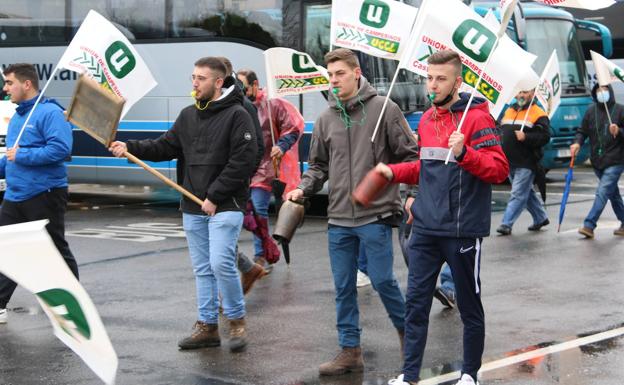 Imagen. Unos jóvenes con cencerros haciendo ruido en la manifestación de UCCL. 