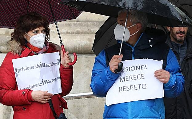 Los funcionarios de Villahierro rechazan las agresiones y denuncian un déficit de personal del 30%