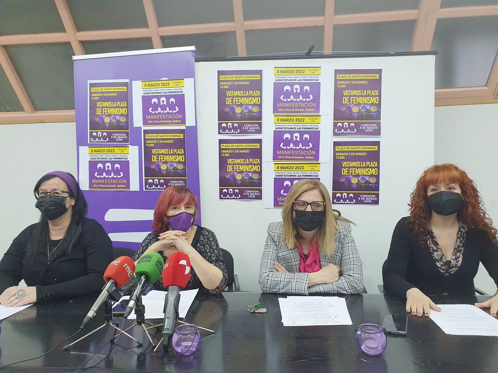La Comisión 8 de marzo de León durante la presentación de los actos que tendrán lugar este año en torno al 8M, Día Internacional de la Mujer
