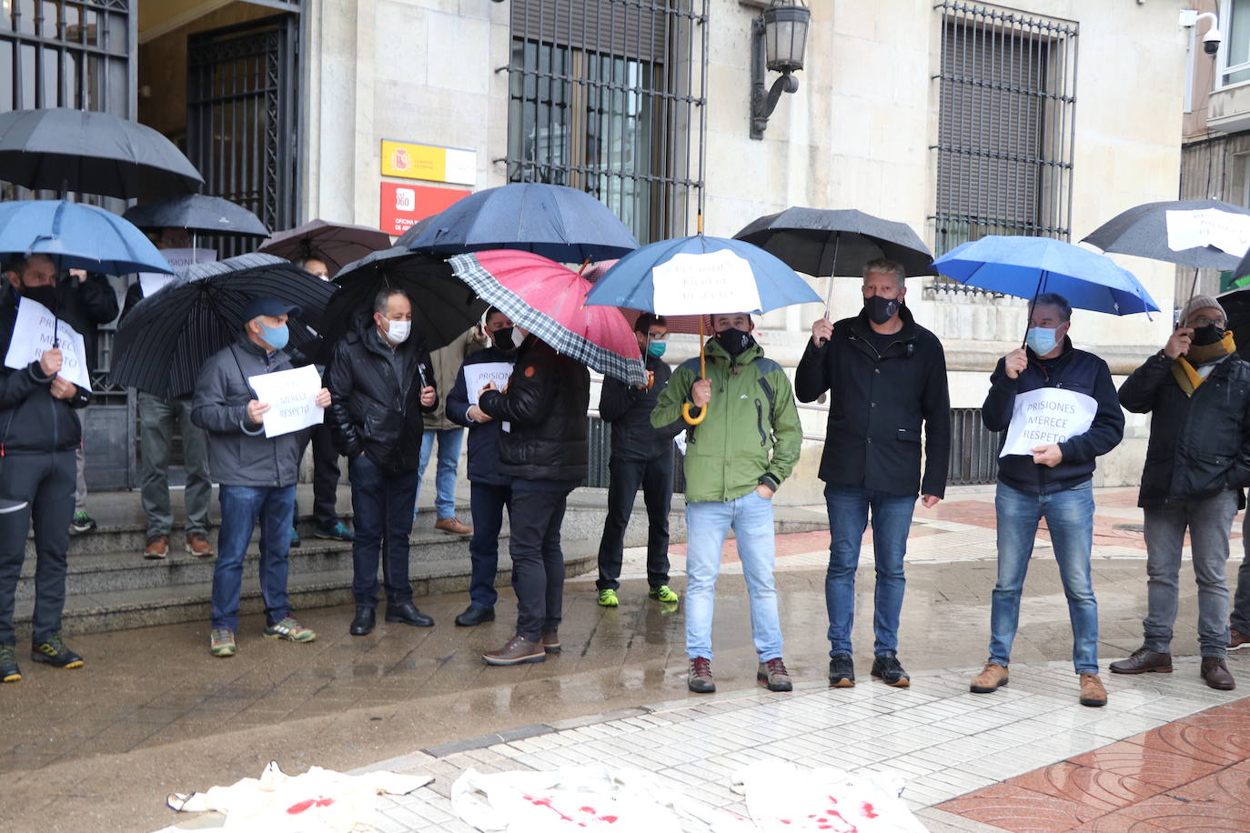 Cerca de una treintena de trabajadores de Villahierro denuncian las últimas agresiones físicas en el centro penitenciario.