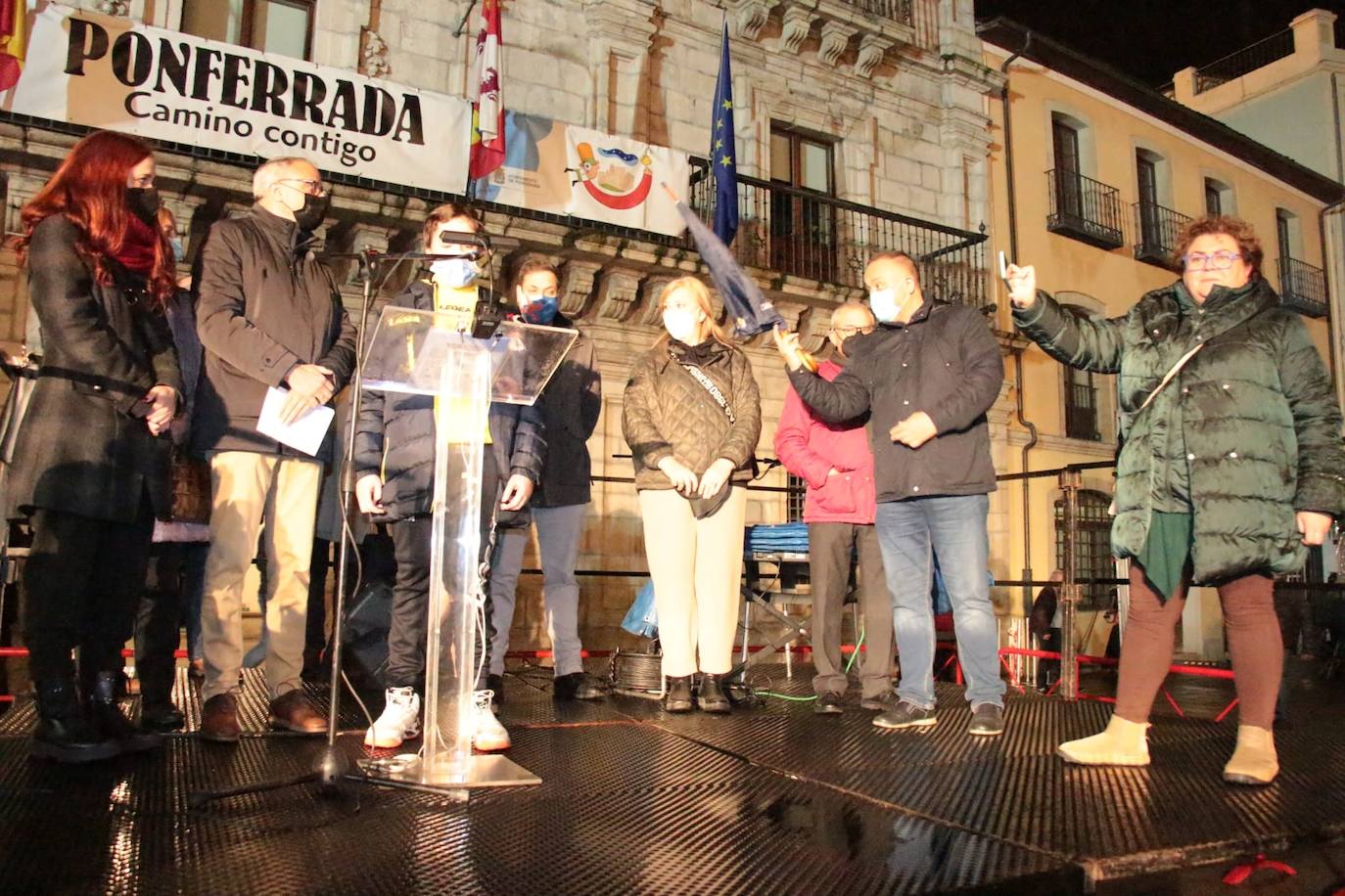 Concentración de Apoyo a Ucrania en la plaza del Ayuntamiento en Ponferrada. 