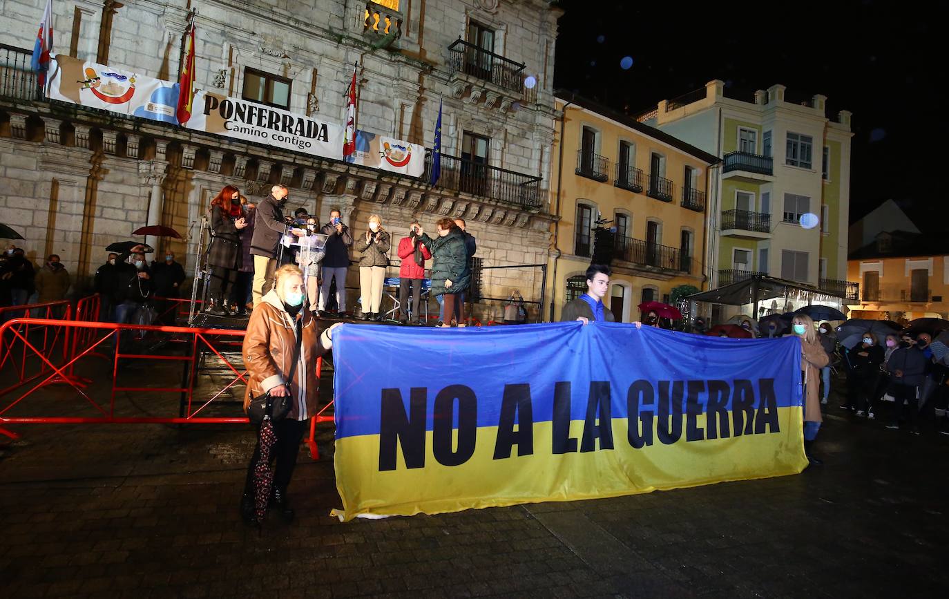 Concentración de Apoyo a Ucrania en la plaza del Ayuntamiento en Ponferrada. 