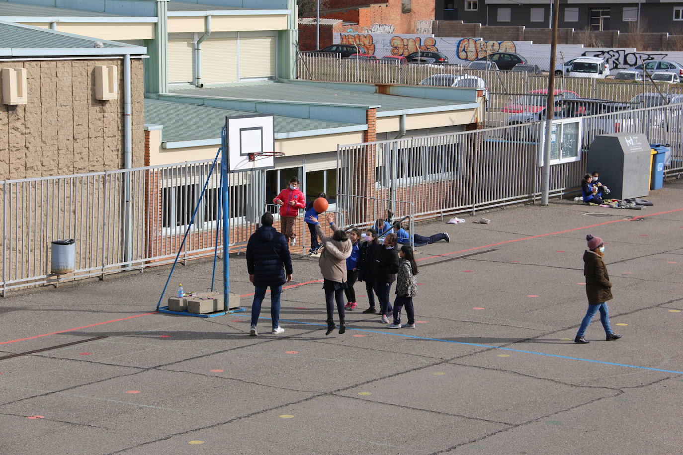 Este centro educativo de referencia en León oferta los niveles de Educación Infantil, Primaria y Secundaria y apuesta por la inclusión y atención al a diversidad, la educación digital y el compromiso con la pedagogía del cuidado, de la confianza mutua, del desarrollo académico y cívico y hacia la interioridad.