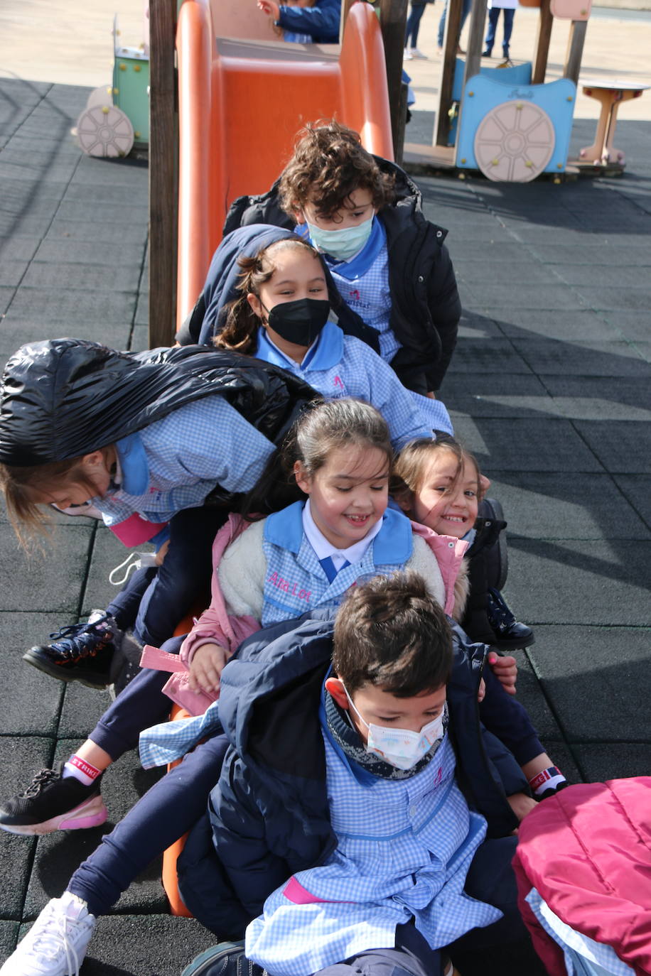 Este centro educativo de referencia en León oferta los niveles de Educación Infantil, Primaria y Secundaria y apuesta por la inclusión y atención al a diversidad, la educación digital y el compromiso con la pedagogía del cuidado, de la confianza mutua, del desarrollo académico y cívico y hacia la interioridad.