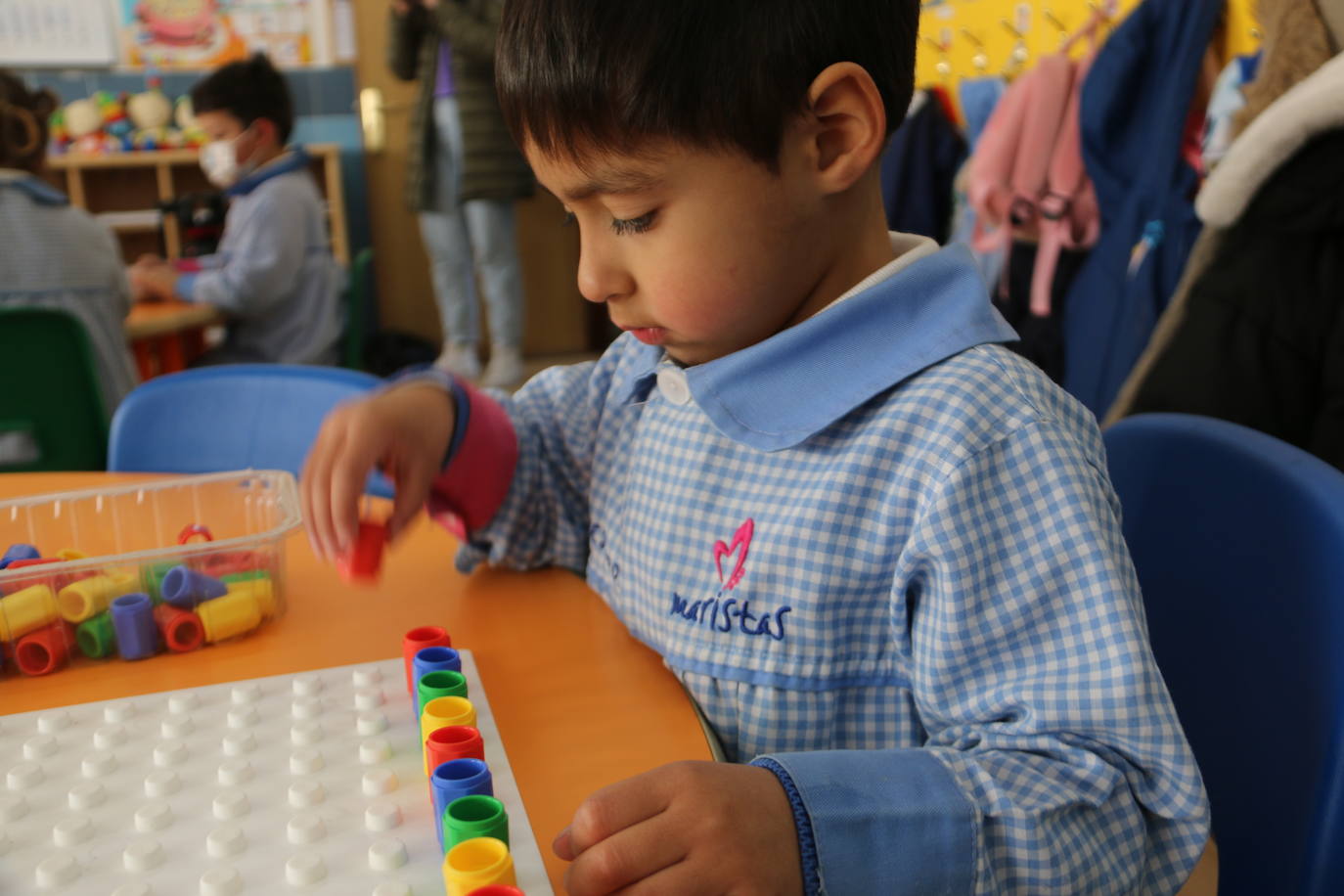 Este centro educativo de referencia en León oferta los niveles de Educación Infantil, Primaria y Secundaria y apuesta por la inclusión y atención al a diversidad, la educación digital y el compromiso con la pedagogía del cuidado, de la confianza mutua, del desarrollo académico y cívico y hacia la interioridad.