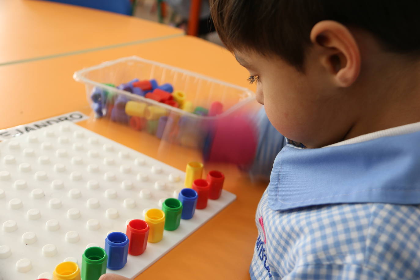 Este centro educativo de referencia en León oferta los niveles de Educación Infantil, Primaria y Secundaria y apuesta por la inclusión y atención al a diversidad, la educación digital y el compromiso con la pedagogía del cuidado, de la confianza mutua, del desarrollo académico y cívico y hacia la interioridad.