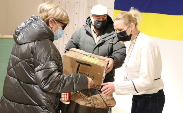 La recogida de alimentos, ropa y material sanitario para enviar a Ucrania se centralzia en la primera planta de Espacio León y la semana que viene se hará el primer envío. 