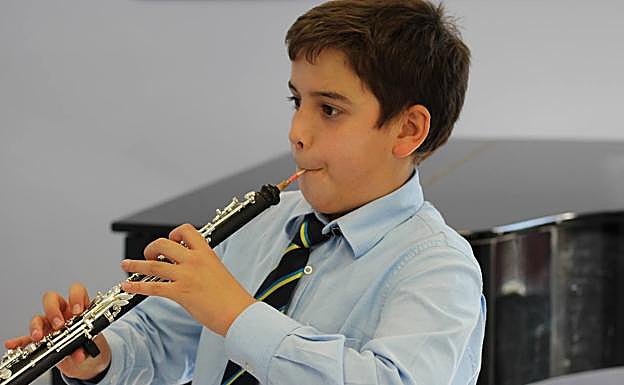 Imagen principal - Clases de música y diferentes actividades organizadas por el Colegio Peñacorada. 