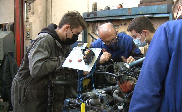 La oferta educativa de la Escuela Profesional San Francisco se basa fundamentalmente en el mundo del automóvil. En la imagen, un profesor explica a sus alumnos el funcionamiento de un motor.