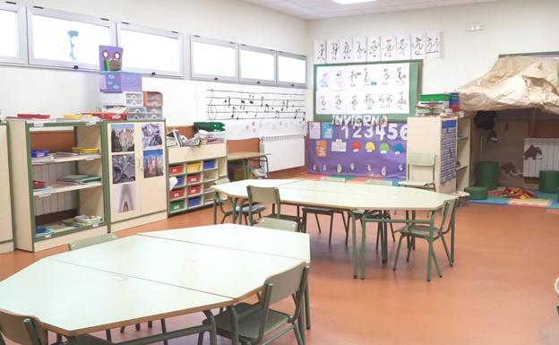 Imagen principal - Una de las clases de infantil del CRA Emilio Alonso (arriba); el comedor preparado para la llegada de los alumnos (abajo izq.) y una de las decoraciones con las que cuentan los pasillos del centro (abajo derech.),