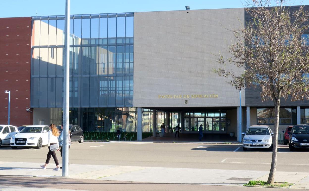 Fachada de la Facultad de Educación donde se celebrará el abrazo simbólico el próximo 8 de marzo.