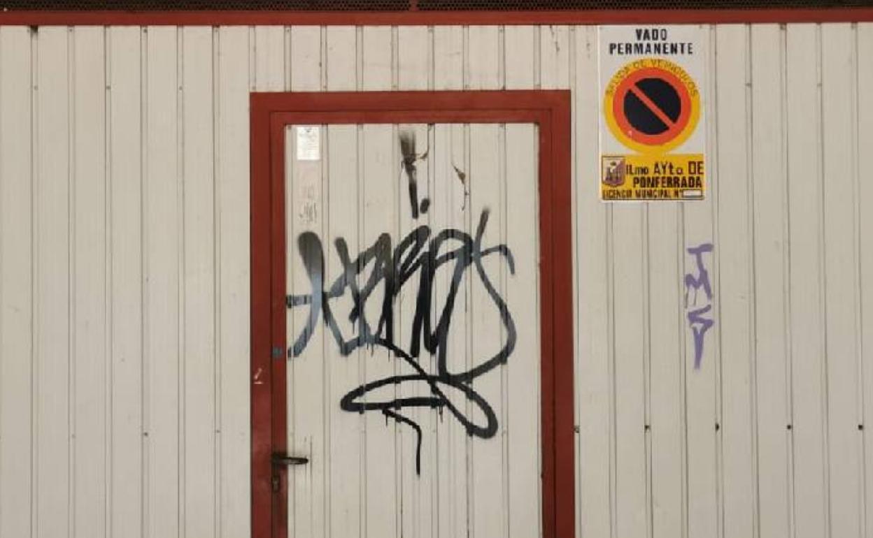 Pintada realizada en la puerta de una cochera por los jóvenes identificados por la Policía Municipal. 