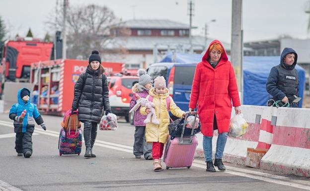 Refugiados abandonan Ucrania bajo la amenaza de la guerra desatada desde Rusia. 