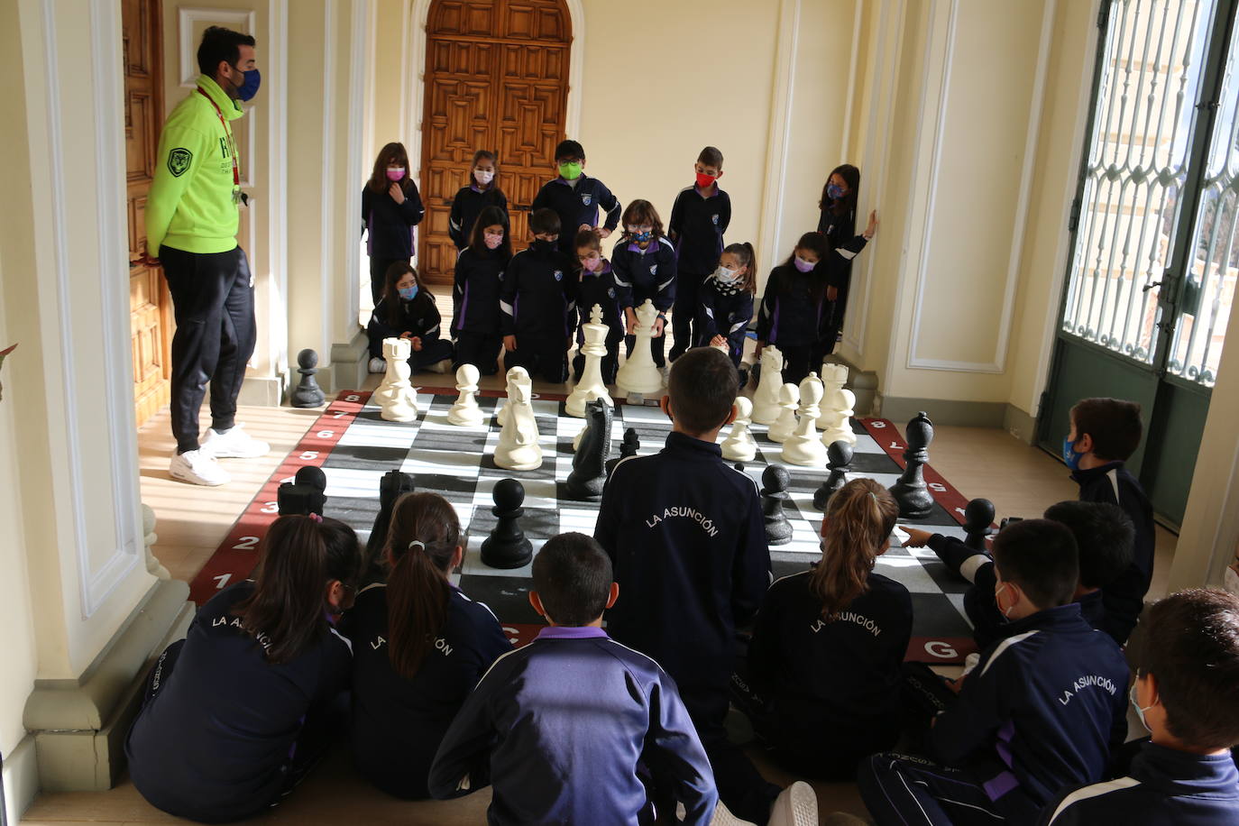 Este centro de referencia en León oferta educación desde guardería hasta bachillerato | Compaginar proyectos de innovación docente con la cercanía y el acompañamiento a los alumnos en todas las etapas hacen de este centro concertado un entorno privilegiado para el aprendizaje.