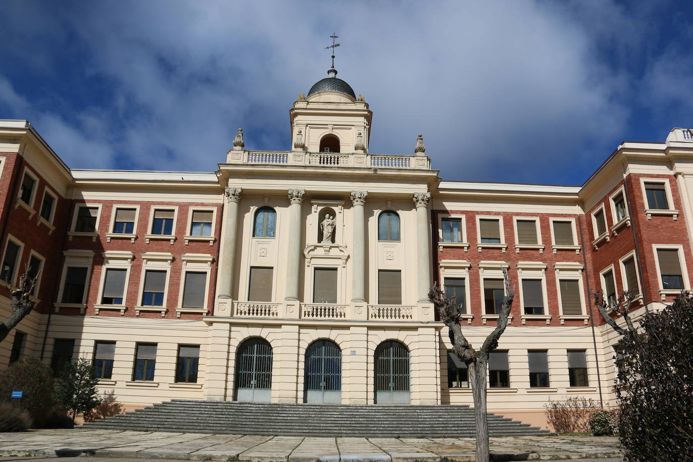 Este centro de referencia en León oferta educación desde guardería hasta bachillerato | Compaginar proyectos de innovación docente con la cercanía y el acompañamiento a los alumnos en todas las etapas hacen de este centro concertado un entorno privilegiado para el aprendizaje.