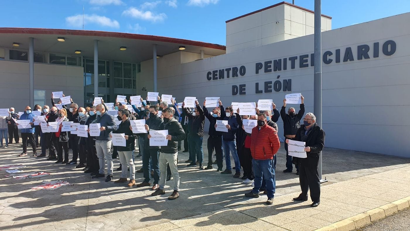 Los funcionarios de prisiones se concentran en Villahierro para reclamar seguridad y medios. Piden que la agresión a dos funcionarios con lejía por parte de un interno no quede sin sanción y exigen más medios humanos para evitar incidentes en el interior de la cárcel.