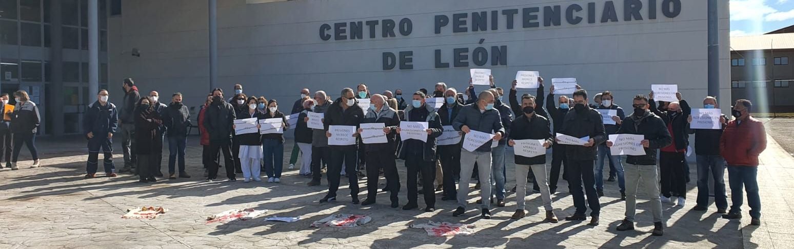 Los funcionarios de prisiones se concentran en Villahierro para reclamar seguridad y medios. Piden que la agresión a dos funcionarios con lejía por parte de un interno no quede sin sanción y exigen más medios humanos para evitar incidentes en el interior de la cárcel.