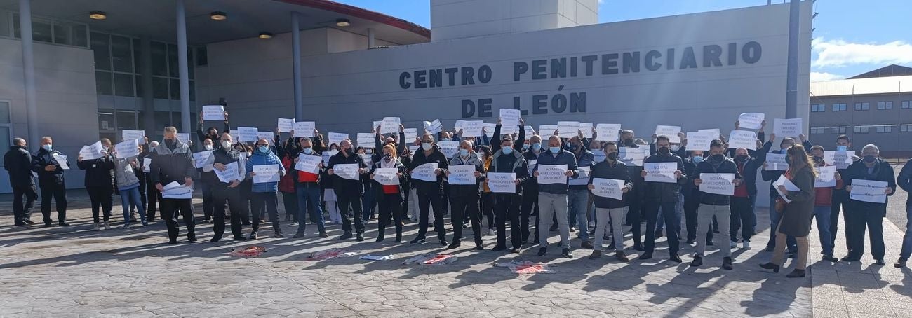 Los funcionarios de prisiones se concentran en Villahierro para reclamar seguridad y medios. Piden que la agresión a dos funcionarios con lejía por parte de un interno no quede sin sanción y exigen más medios humanos para evitar incidentes en el interior de la cárcel.