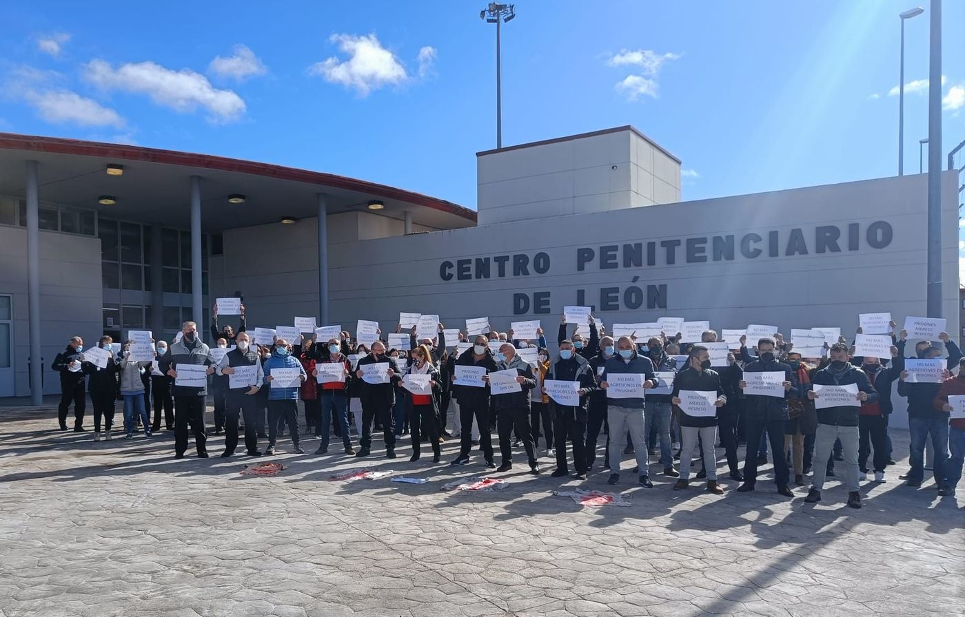 Los funcionarios de prisiones se concentran en Villahierro para reclamar seguridad y medios. Piden que la agresión a dos funcionarios con lejía por parte de un interno no quede sin sanción y exigen más medios humanos para evitar incidentes en el interior de la cárcel.